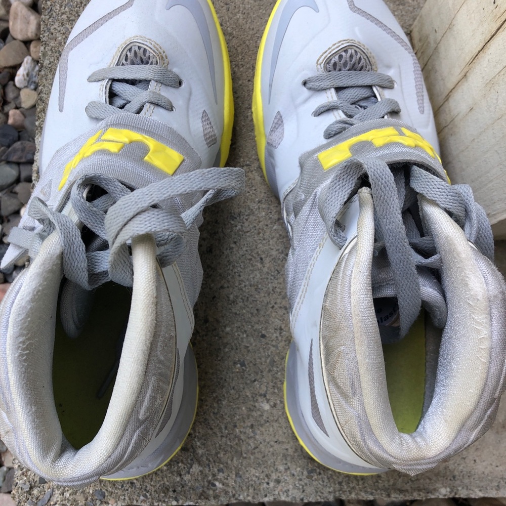 Nike youth 6.5 basketball sneakers grey and yellow - Picture 5 of 8